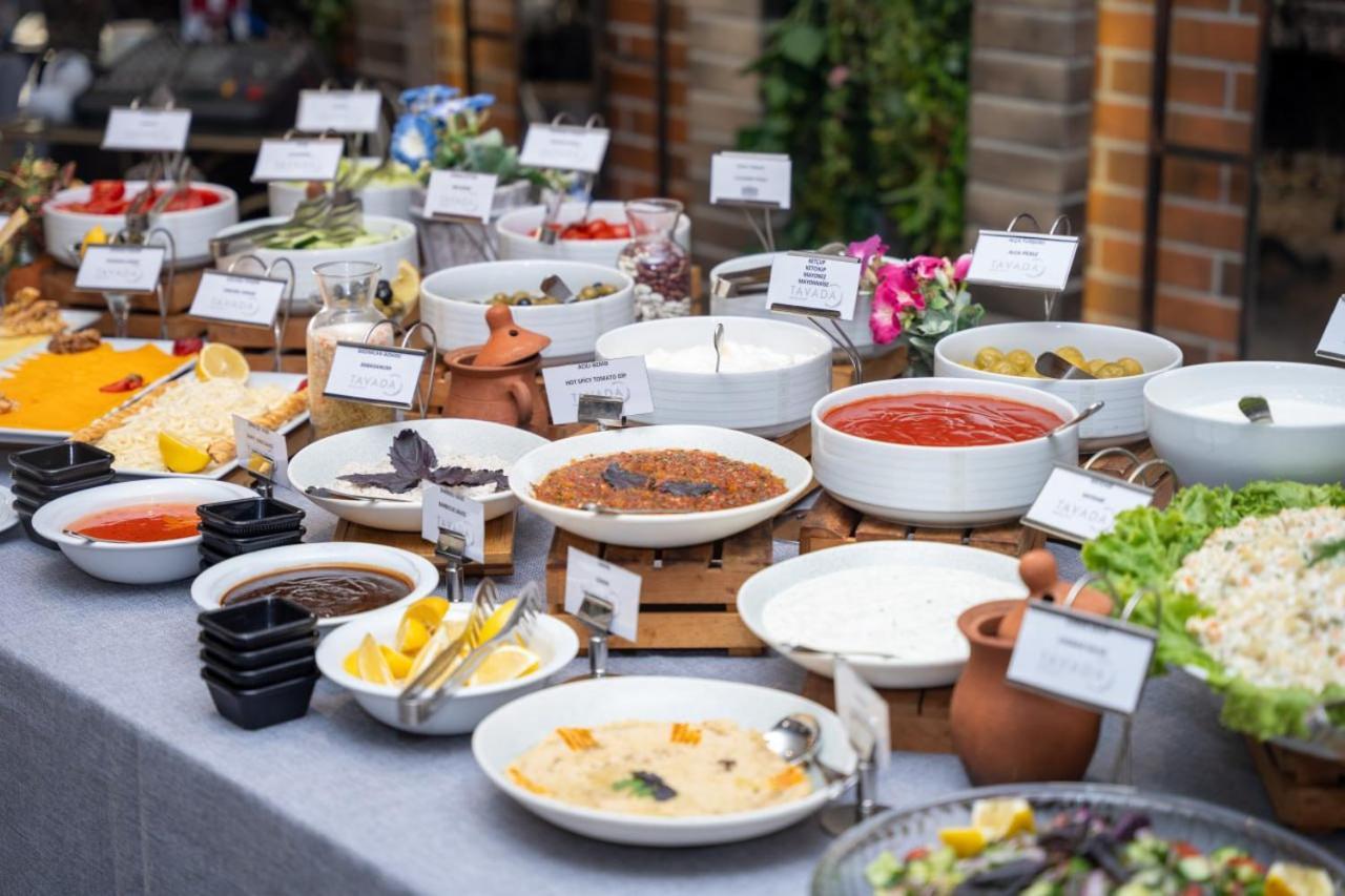 Theatrum Hotel Baku Bagian luar foto A buffet