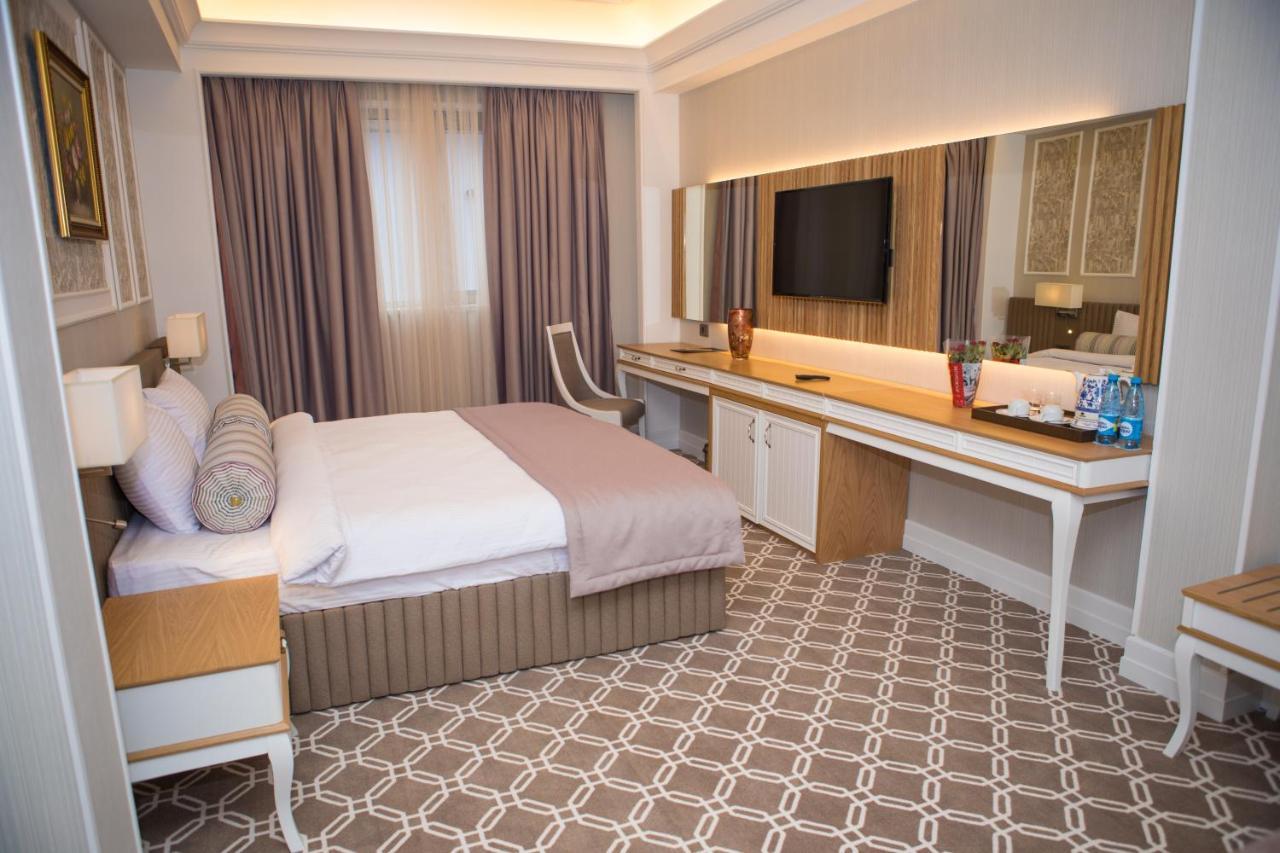 Theatrum Hotel Baku Bagian luar foto A bedroom at the hotel